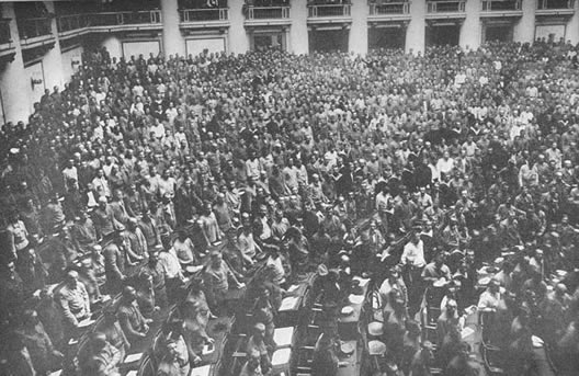 fotografia del soviet de Petrograd 1917 a http://www.pts.org.ar/spip.php?article7192 "il.lustració"